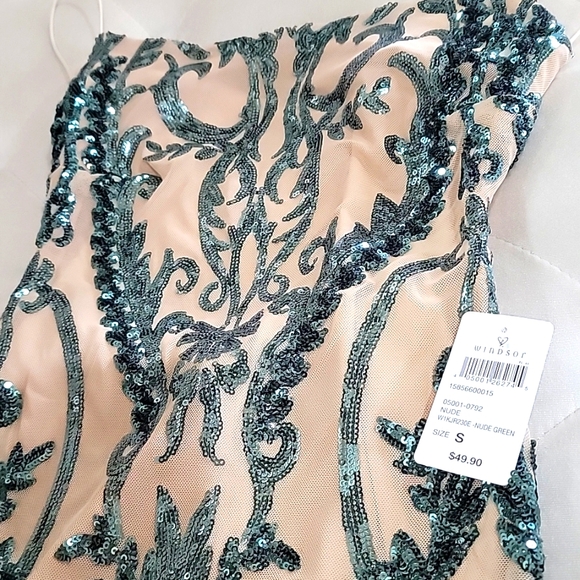 Beautiful & Very sexy party dress.  Size Small. New. - Picture 4 of 4